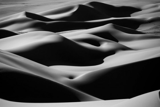 1-desert-curves-black-and-white-photography-by-ivan-slosar.preview