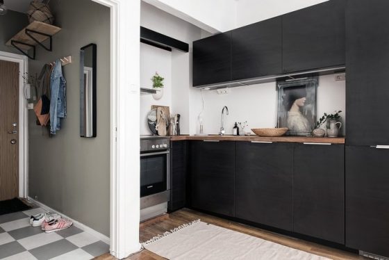 Không gian bếp tách biệt với cửa ra vào bằng một vách ngăn nhỏ.