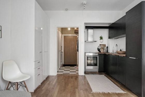 Căn bếp có phần đông phần kệ bếp, tủ bếp được sơn màu đen - hoàn toàn tương phản mang không gian của căn hộ.