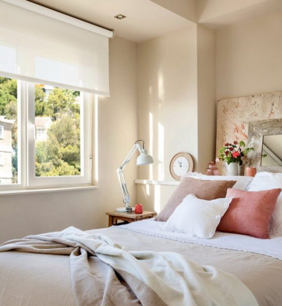 Phòng ngủ của con gái với tông màu kem- hồng làm chủ đạo. Trong phòng ngủ mang một chiếc giường to . Một ô cửa sổ lớn giúp căn phòng luôn ngập tràn ánh sáng.
